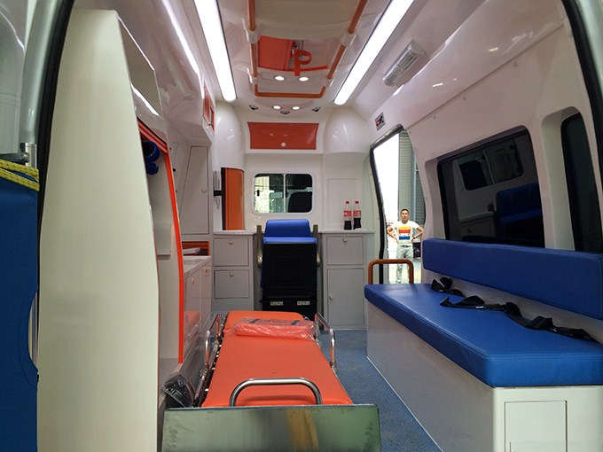 福特V348長軸超人高頂監(jiān)護(hù)型救護(hù)車 福特V348長軸超人高頂監(jiān)護(hù)型救護(hù)車